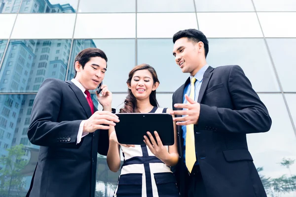 Asian businesspeople working outside — Stock Photo, Image