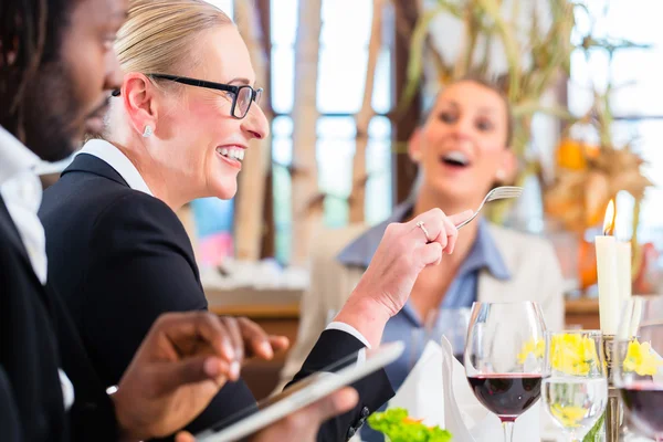 Teamet på affärsmöte lunch i restaurang — Stockfoto