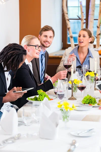 Equipe em reunião de almoço de negócios em restaurante — Fotografia de Stock