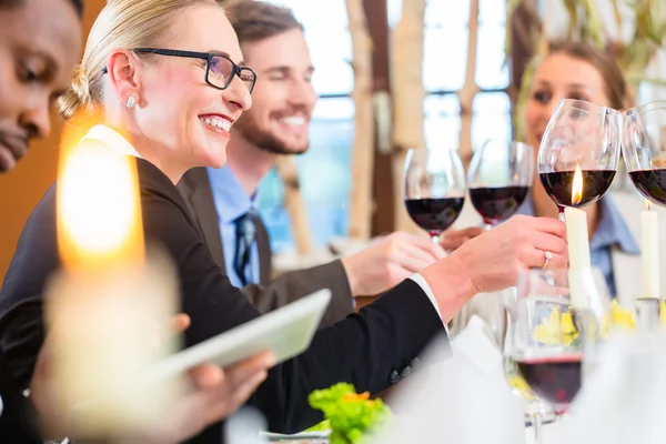 Equipe em reunião de almoço de negócios em restaurante — Fotografia de Stock