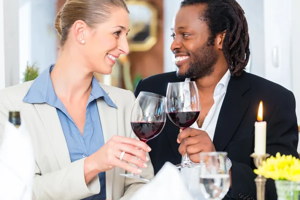 Empresários brindam com o vinho — Fotografia de Stock