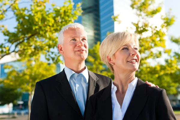 Mensen uit het bedrijfsleven in een park buiten — Stockfoto