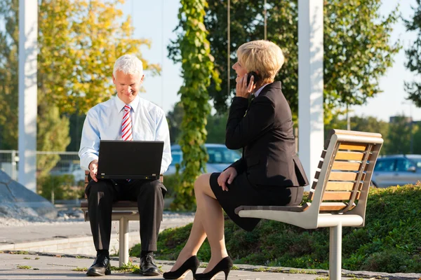 Business people working outdoors — Stock Photo, Image