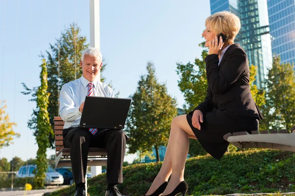 Business people working outdoors — Stock Photo, Image