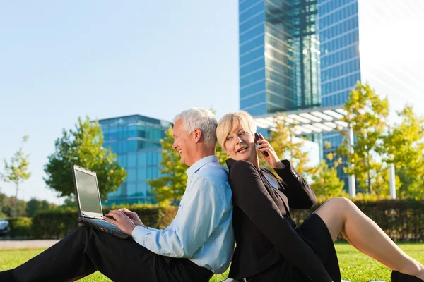 Uomini d'affari che lavorano all'aperto — Foto Stock