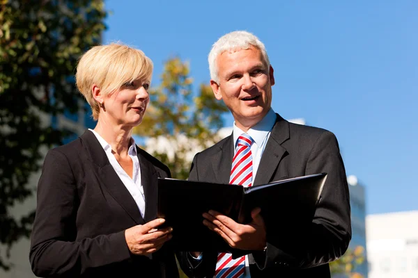 Business people talking outdoors — Stock Photo, Image