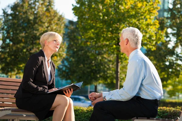 Business Coaching outdoors — Stock Photo, Image