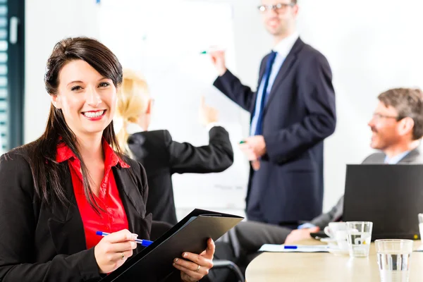 Businesspeople have a meeting with presentation in office — Stock Photo, Image