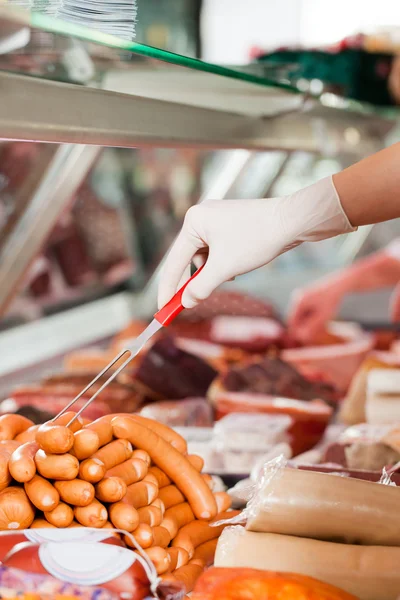 Werken in een shop slagers — Stockfoto