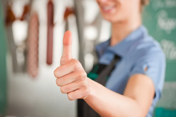 Metzgerin zeigt Daumen-hoch-Zeichen — Stockfoto