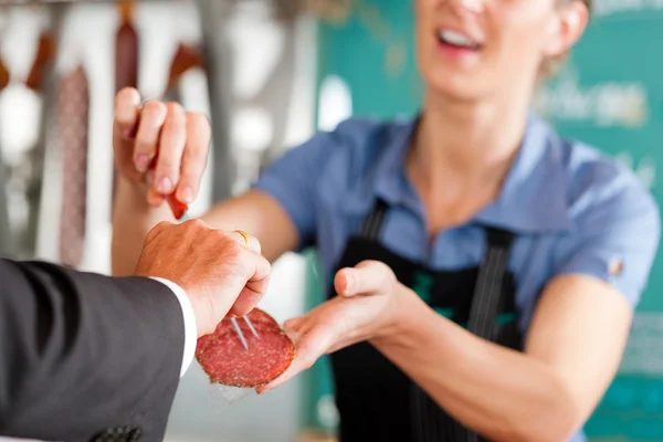 Working in a butcher's shop — Stock Photo, Image