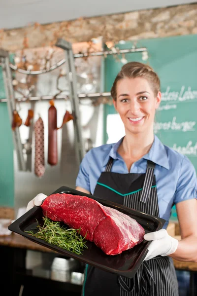 Carnicero Holding Beef servido en bandeja — Foto de Stock