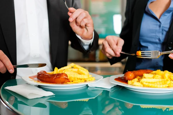 Pasangan dengan makanan ringan untuk makan siang — Stok Foto