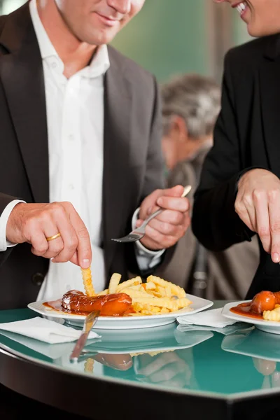 Leidinggevenden heerlijke maaltijd samen eten — Stockfoto