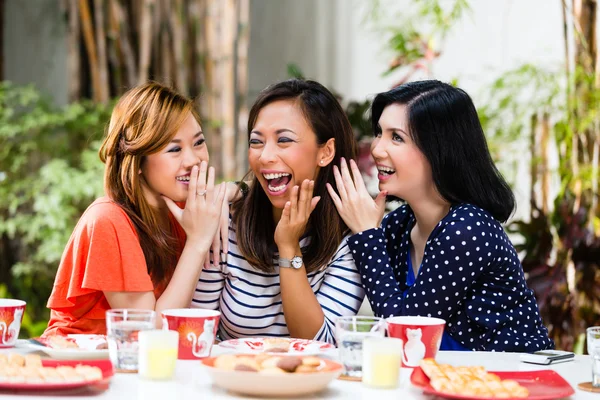 Wanita Asia bergosip tentang hal-hal — Stok Foto