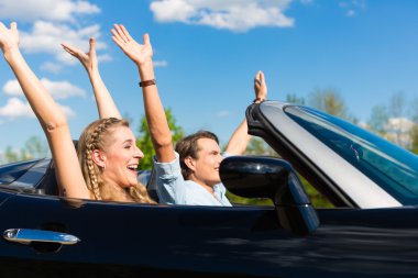 Yaz gün gezi cabriolet ile genç Çift