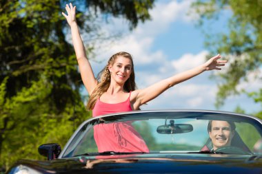 Yaz gün gezi cabriolet ile genç Çift