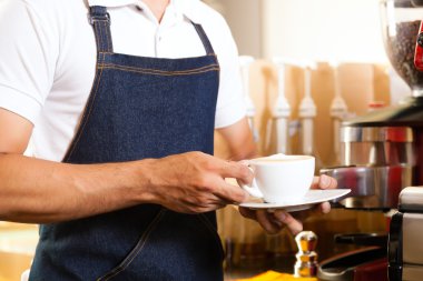 Asya Coffeeshop - barista kahve sunar.