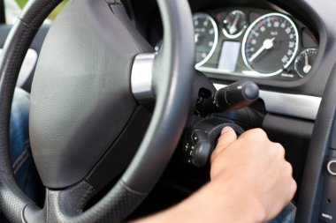 Adam arabanın kontak anahtarı dönüm