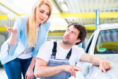 Müşteri ve araba ressam otomatik atölye 