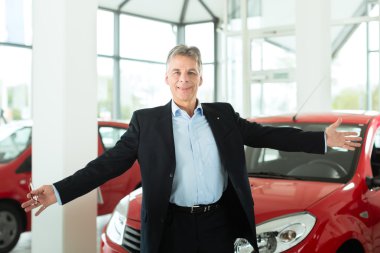 Araba Bayilik auto ile olgun adam