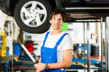 Genç makinist arabayı tamir