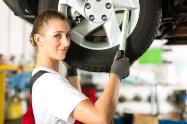 Kadın araba tamircisi Jacked otomatik olarak çalışma