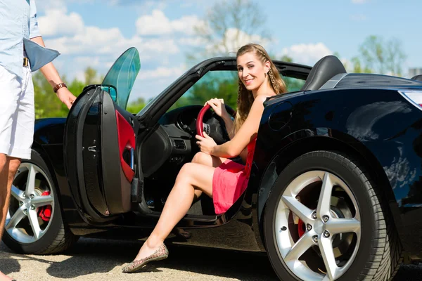 Ungt par med cabriolet på sommaren på dagstur — Stockfoto