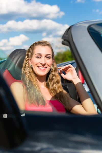 Pareja joven con cabriolet en verano en viaje de un día — Foto de Stock