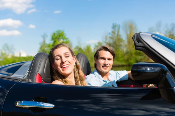 Jong koppel met cabriolet in de zomer op reis dag — Stockfoto