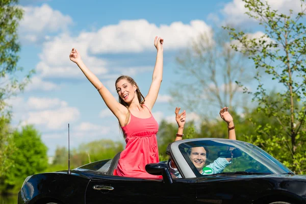 Jeune couple avec cabriolet en été en excursion d'une journée — Photo