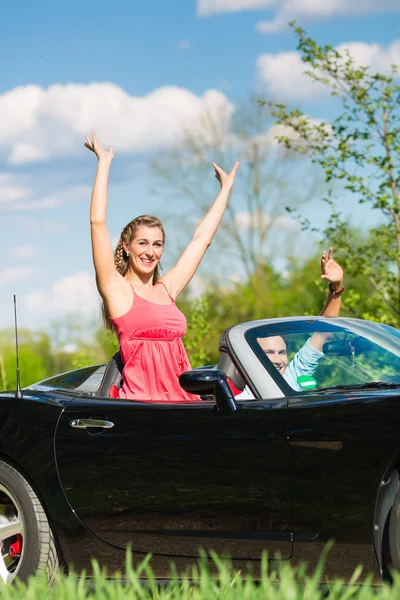 Ungt par med cabriolet på sommaren på dagstur — Stockfoto