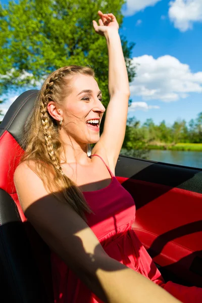 Jeune femme avec cabriolet en été en excursion d'une journée — Photo