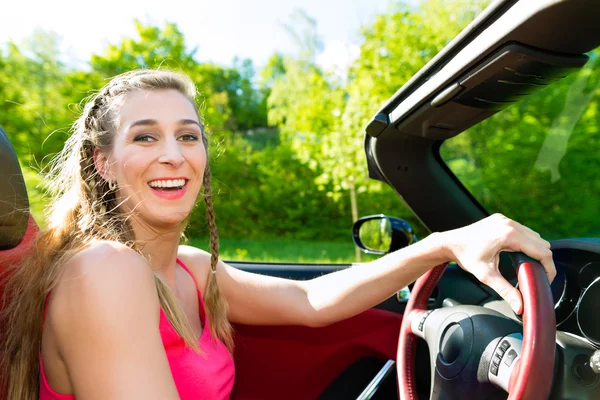 Jonge vrouw met cabriolet in de zomer op reis dag — Stockfoto