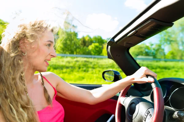 Jeune femme avec cabriolet en été en excursion d'une journée — Photo