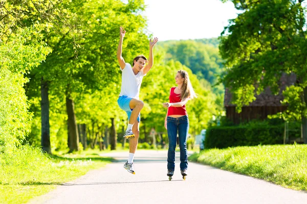 Young couple doing sports outdoors — Stock Photo, Image
