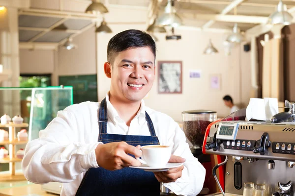 Asiatiska Coffeeshop - barista presenterar kaffe — Stockfoto