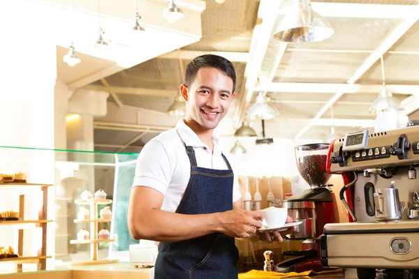 Aziatische Coffeeshop - barista presenteert koffie — Stockfoto