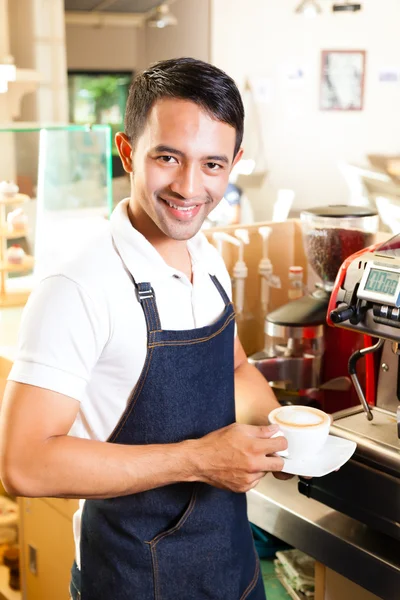 Asian Coffeeshop - barista mempersembahkan kopi — Stok Foto