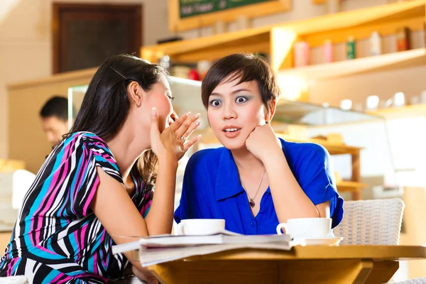 Wanita muda di sebuah kedai kopi Asia — Stok Foto