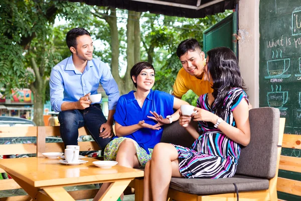 Giovani in una caffetteria asiatica — Foto Stock