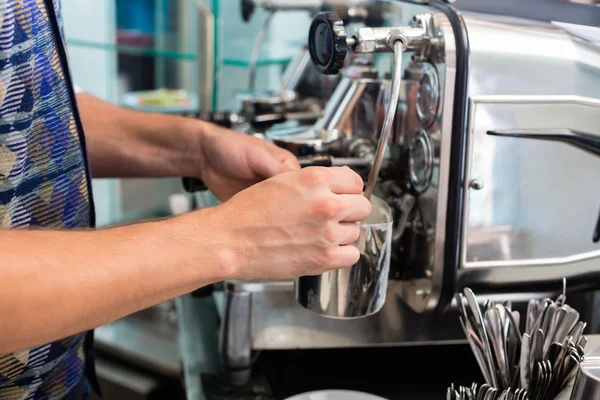 Barista i café förbereder cappuccino — Stockfoto