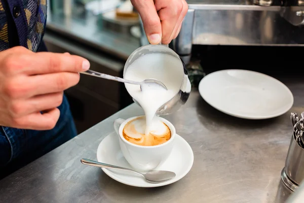 カプチーノの準備のカフェのバリスタ — ストック写真