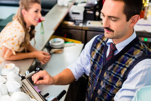 Meisje in café flirten met barista — Stockfoto