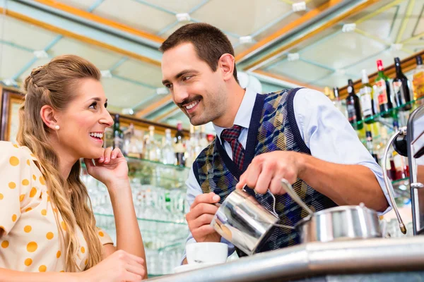 Ragazza in caffè flirtare con barista — Foto Stock