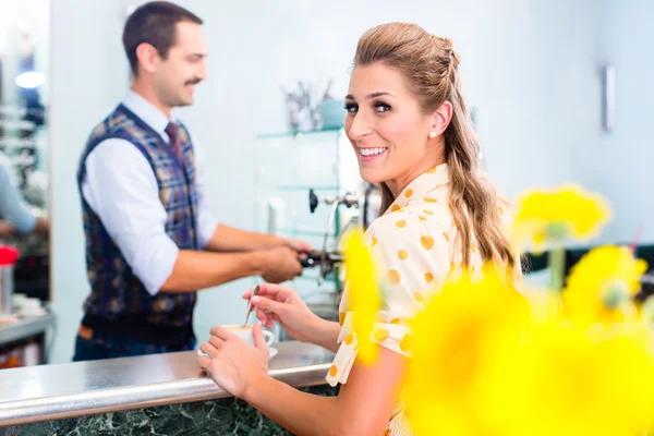 Woman customer in coffee shop ordering espresso — Stock Photo, Image