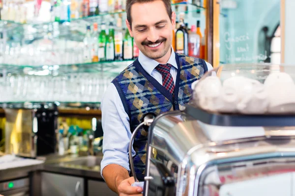 Barista preparing coffee in cafe bar — Stock Photo, Image