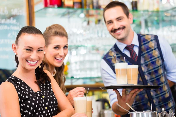 Väninnor i café dricker cappuccino — Stockfoto