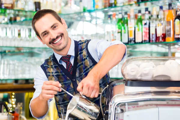 Barista despejando café expresso em latte macchiato — Fotografia de Stock