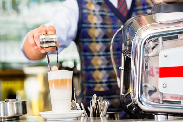 Barista despejando café expresso em latte macchiato — Fotografia de Stock